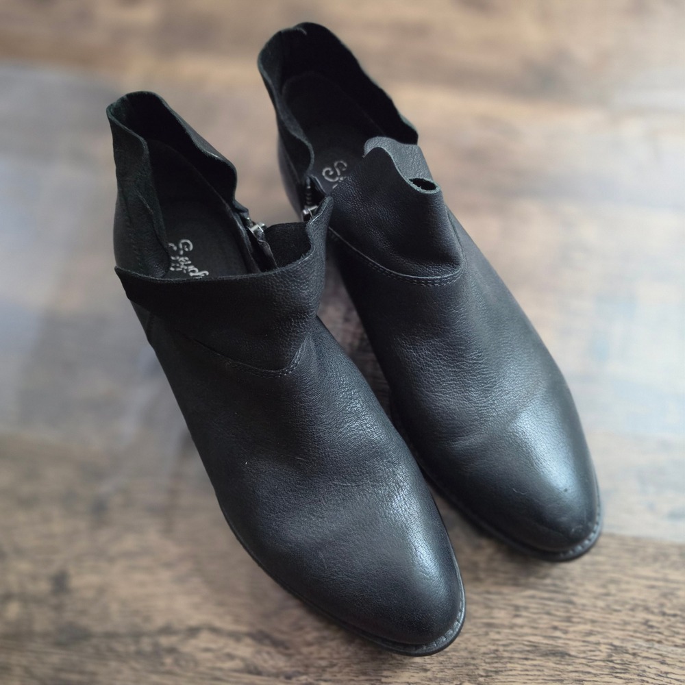 SEYCHELLES Ankle Booties Womens 9 Black Leather Notched Low Block Heel Zip Boots
